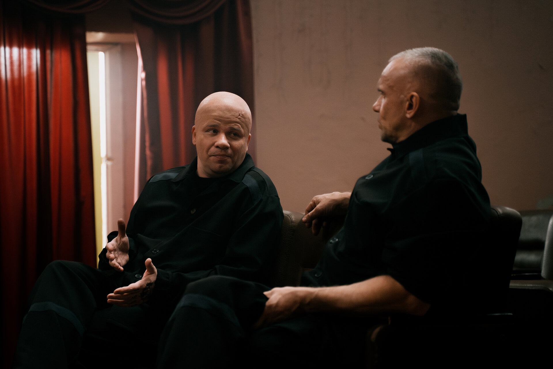 ����� ����