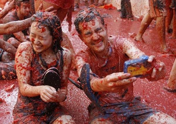     (La Tomatina)  